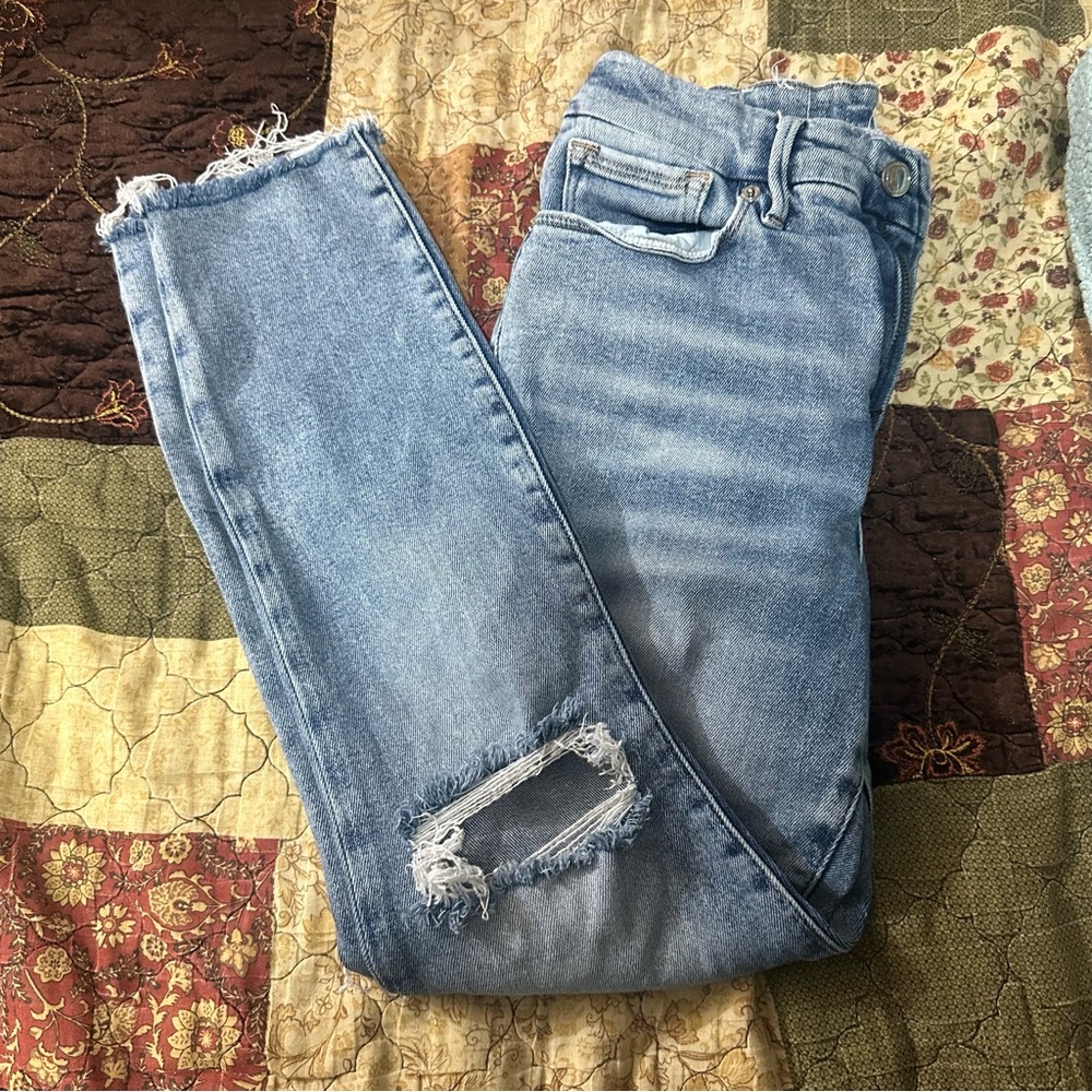 Good American Blue Skinny Jeans with Distressed Details